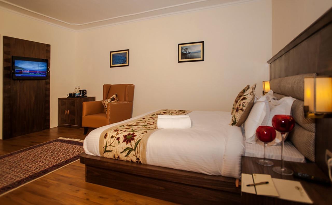 Lemon Tree Hotel Srinagar Dış mekan fotoğraf
